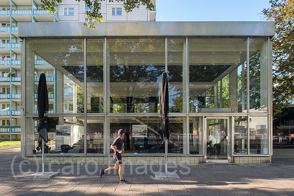 Berlin, Deutschland - Der Pavillion Kosmetiksalon Babette in der Karl-Marx-Allee