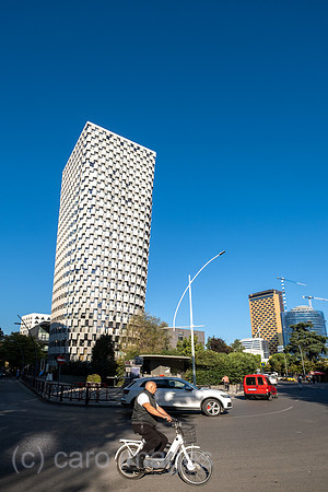 Albanien, Tirana - modernes Hochhaus an einem Kreisverkehr im Stadtzentrum
