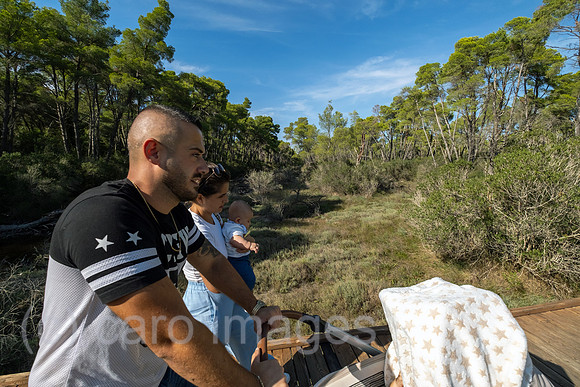 Albanien, Divjaka - Einheimische Familie auf Steg durch Pinienwald im Nationalpark Divjaka-Karavasta