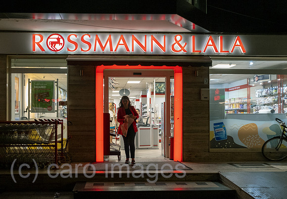 Albanien, Tirana - Rossmann-Filiale im Zentrum