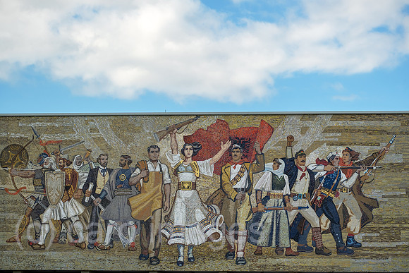 Albanien, Tirana - Wandbild mit einem Mosaik ueber dem Haupteingang zum Historischen Nationalmuseum