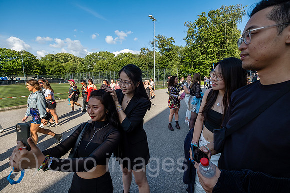 Deutschland, Hamburg - internationale Taylor-Swift-Fans machen sich huebsch vor dem Konzert ihres Stars im Volksparkstadion