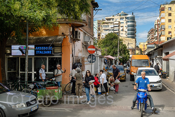 Albanien, Tirana - wuseliger Verkehr in einem Wohnbezirk im Zentrum
