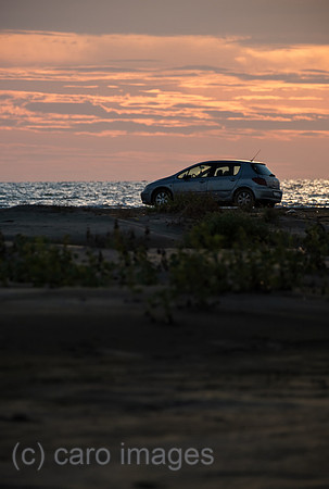 Albanien, Divjaka - Auto von einheimischen Touristen am Sandstrand im Nationalpark Divjaka-Karavasta