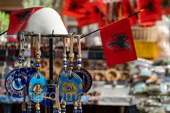 Albanien, Tirana - Souvenirs am Markt Pazari i Ri, mit neuer Markthalle fuer Einheimische und auch Touristenattraktion