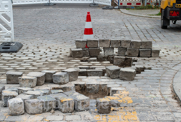 Berlin, Deutschland - Baustelle und Strassenabsprerrung wegen Schaeden am Strassenpflaster
