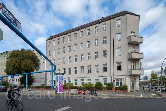 Berlin, Deutschland - Vom Abriss bedrohtes Mietshaus Tegeler Strasse 1 - Fennstrasse 33-34 auf dem Gelaende der Bayer-AG