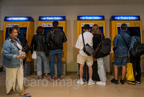 Niederlande, Amsterdam - Ticketverkauf fuer Fernzuege in der Centraal Station