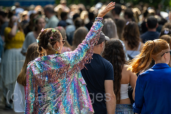 Deutschland, Hamburg - Taylor-Swift-Fans auf dem Weg zum Konzert ihres Stars im Volksparkstadion