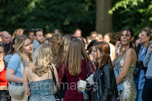 Deutschland, Hamburg - Taylor-Swift-Fans vor dem Konzert ihres Stars im Volksparkstadion