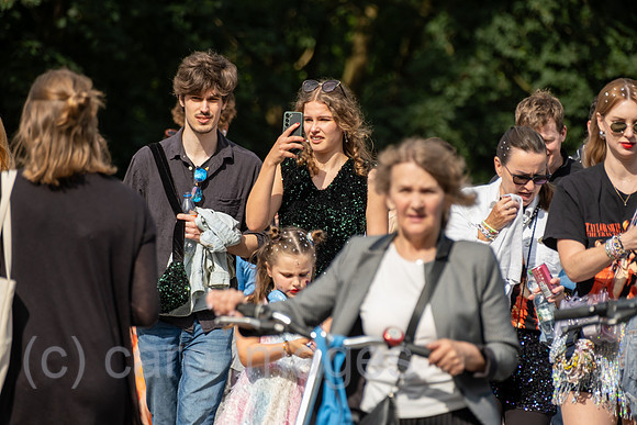 Deutschland, Hamburg - Taylor-Swift-Fans unterschiedlicher Generationen auf dem Weg zum Konzert ihres Stars im Volksparkstadion