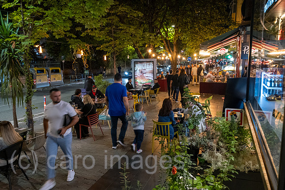 Albanien, Tirana - Kneipenmeile Kalaja Toptani im Zentrum, auch Touristenattraktion jedoch mehr Einheimische unterwegs