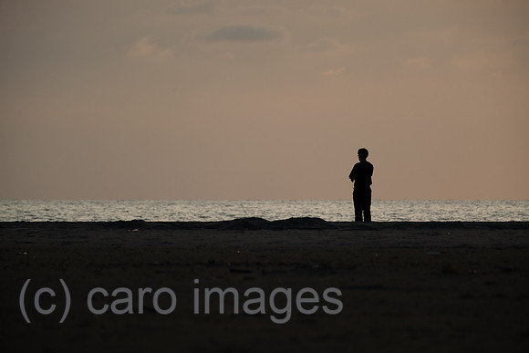 Albanien, Divjaka - Silhouette eines Touristen an der Adriakueste im Nationalpark Divjaka-Karavasta