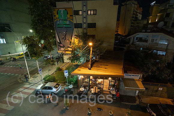 Albanien, Tirana - Blick auf Wohngebiet im Zentrum, vorne ein Imbiss