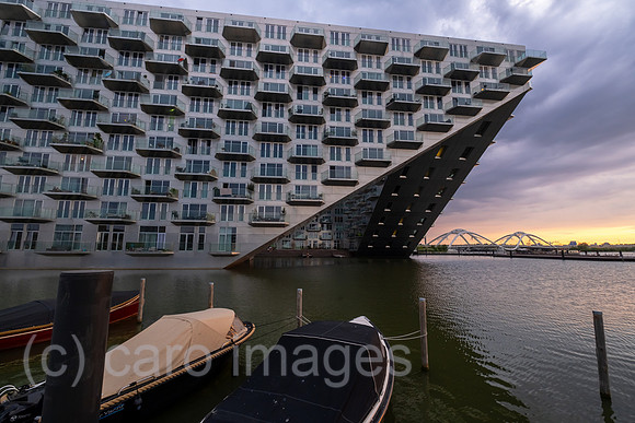Niederlande, Amsterdam - Wohnprojekt Sluishuis (Schleusenhaus) auf kuenstlicher Insel bezahlbarer Wohnraum in IJburg, im Zuge des Wohnungsbauprogramm VINEX neu entstandener Stadtteil im Osten der Stad