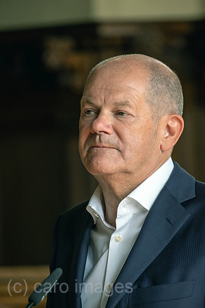 Deutschland, Bremen - Bundeskanzler Olaf Scholz spricht bei Einbuergerungsfeier in der in der Oberen Rathaushalle