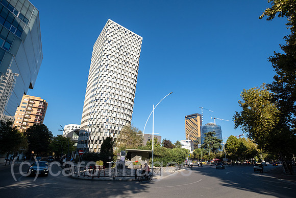 Albanien, Tirana - modernes Hochhaus an einem Kreisverkehr im Stadtzentrum