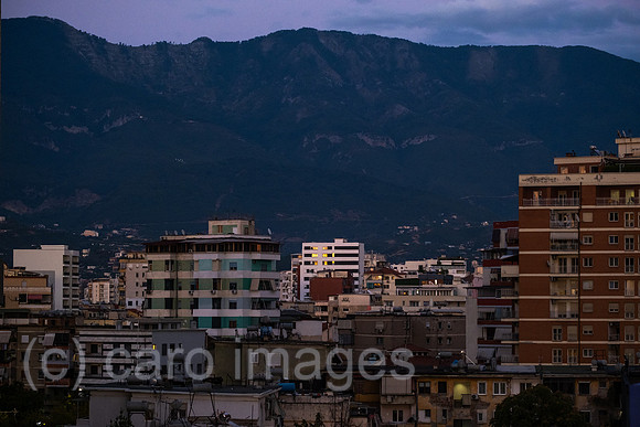 Albanien, Tirana - Wohnblocks im Zentrum
