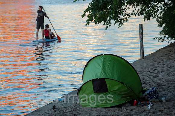 Berlin, Deutschland - Zelt eines Obdachlosen an der Spree in der Berliner City