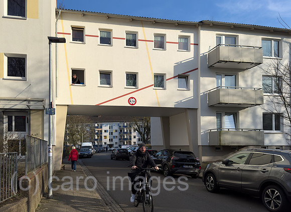 Deutschland, Bremen - Hochhaussiedlung ca. 60er Jahre, Haus ist wie eine Bruecke ueber die Strasse gebaut