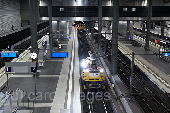 Berlin, Deutschland - Blick auf die Gleise und leeren Bahnsteige im Tiefgeschoss des Berliner Hauptbahnhofes.