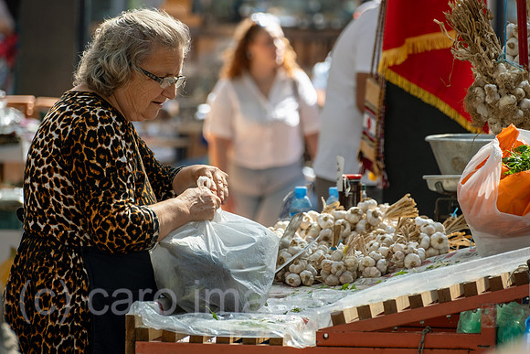 Albanien, Tirana - der Markt Pazari i Ri, mit neuer Markthalle fuer Einheimische und auch Touristenattraktion, Einheimische kauft Lebenmittel