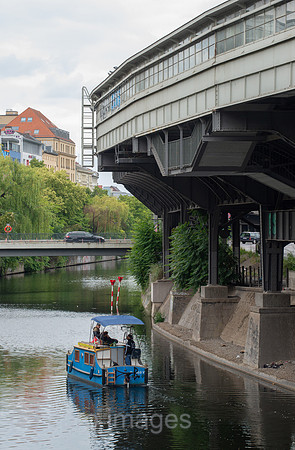 Berlin, Deutschland - Landwehrkanal mit Hochbahnstation Hallesches Tor der U1 und U3