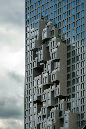 Albanien, Tirana - Shitet Apartament 2+1 - Downtown One, originelle Fassade mit ausgewoelbten Balkons an einem der vielen neuen Hochhaeuser im Zentrum