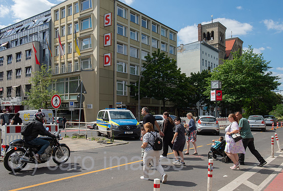 Berlin, Deutschland - Fussgaenger ueberqueren die Muellerstrasse
